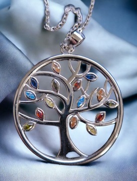 Naszyjnik z motywem drzewa życia.