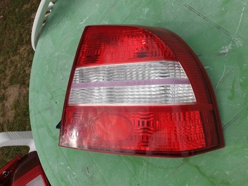 KIA SHUMA lampy tył  prawa sedan