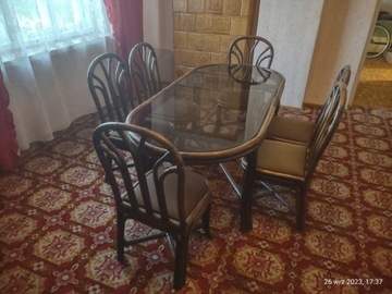 Stół z wikliny z krzesłami 