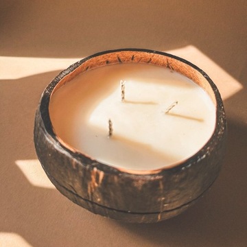 Ręcznie robiona świeca w łupinie kokosa XXL
