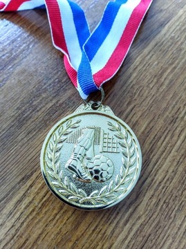 Medal sportowy piłkarski złoty 5cm że wstążką 