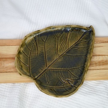 ceramiczna patera liść butelkowa zieleń handmade