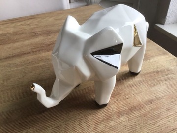 Słoń na szczęście figurka porcelanowa.