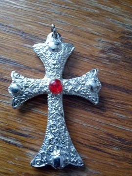 Srebrny krzyżyk wisiorek z czerwoną cyrkonią