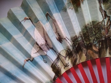 stary piękny chiński papierowy wachlarz w żurawie