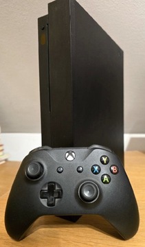 Xbox One X 1TB z 1 padem, oryginalne pudełko