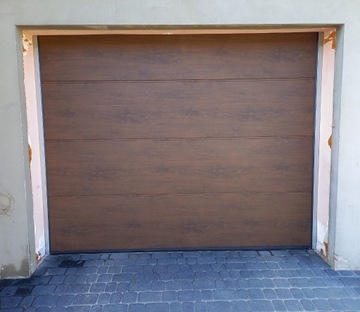 Brama garażowa segmentowa 2500 x 2125 mm ciemny dąb L z napędem Isomatic