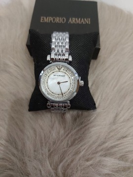 srebrny zegarek Emporio Armani w pudelku