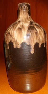 Ceramiczny wazonik w kształcie butelki 