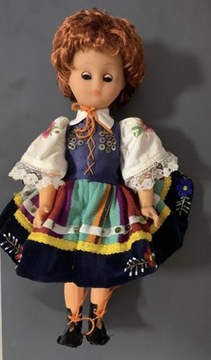 Stara lalka w ludowym stroju 