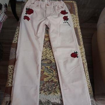 Spodnie z rózami i bluzka z falbankami