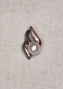 Mała zawieszka ze srebra z perłą - próba 925