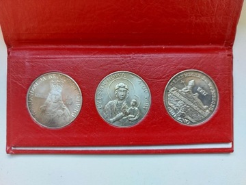  Jana Pawła II . Trzy medale 