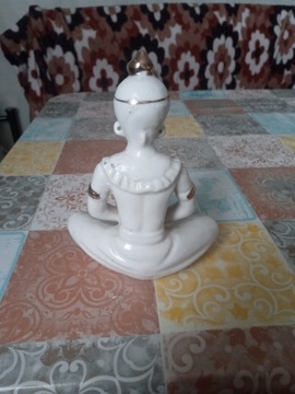 Figurka budda z porcelany 