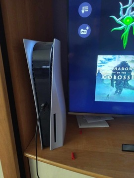 PlayStation 5 z grami i jednym padem