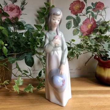 Nao LLADRO figurka dziewczyna z kapeluszem kwiaty