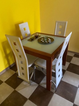 Stół w zestawie z krzesłami 