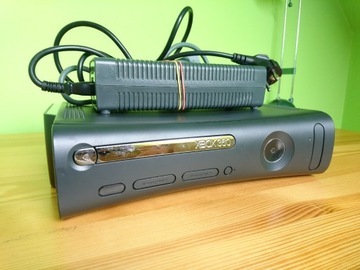 Xbox 360 120 GB z oryginalnym zasilaczem