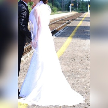 Suknia ślubna z trenem Lilian West 6353 +welon