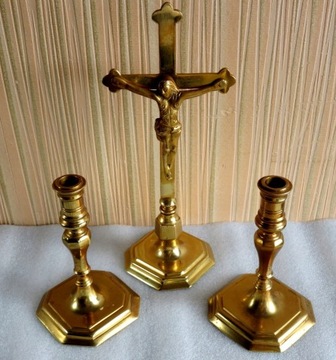 Krzyż z mosiądzu +dwa świeczniki sygnowane komplet