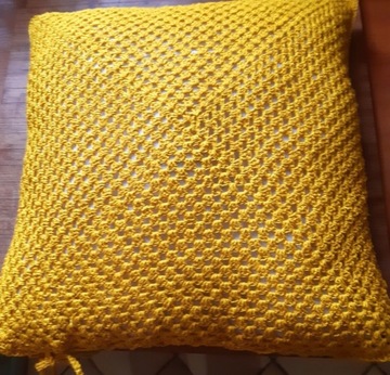 Poszewka na poduszkę zrobiona na szydełlu