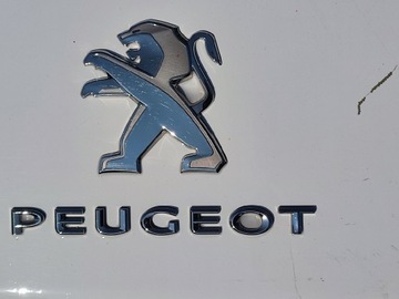 Emblemat z napisem Peugeot