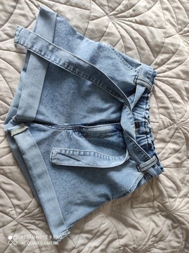 Jeansowe krótkie spodenki z paskiem 