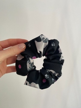 scrunchie gumka do włosów w mopsy mops