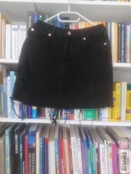 Czarna jeansowa krótka spódniczka