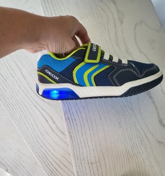 Nowe buty sneakersy świecące chłopięce geox 31