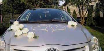 Piękna dekoracja samochodu na ślub serca kokardki krem