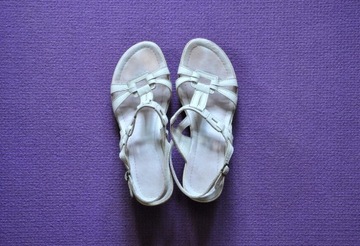 Białe skórzane sandały na koturnie r. 39