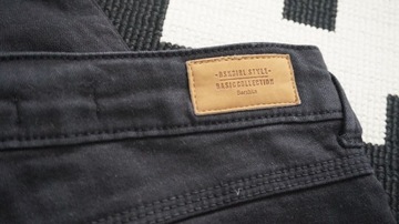 Czarne skinny jeansy Bershka średni stan r. 36 S