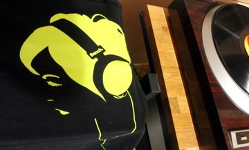 Headphones-  Bench Vintage t-shirt L