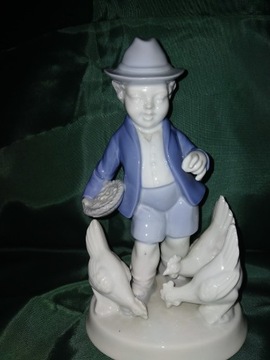 Figurka porcelana chłopiec z kurami Gerold Tettau