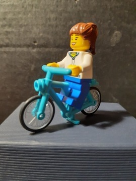 Lego Minifigurka City Rowerzystka 