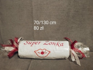 Ręcznik z haftem Super Żonka, rozmiar 70/130