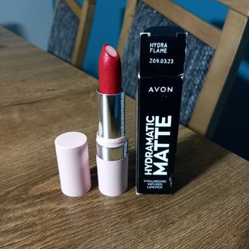 Avon Hydramatic Matte szminka z kwasem Hydra Flame