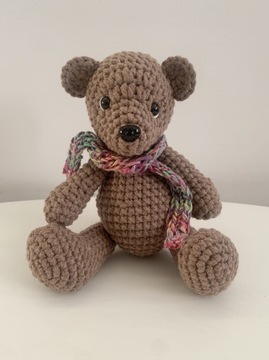 MAŁY MIŚ Z SZALIKIEM SZYDEŁKO RĘKODZIEŁO AMIGURUMI