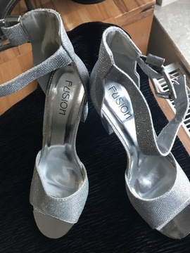 Brokatowe srebrne sandały 