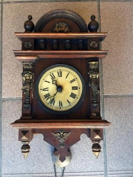 zegar wiszący  wg.słów zegarmistrza ma ponad 160 l