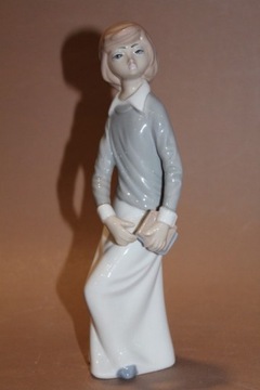 Porcelanowa figurka chłopiec z książką Cassades
