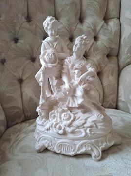 Piękna figurka romantyczna para alabaster