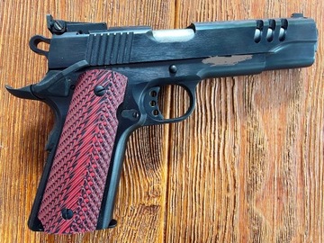 Okładki rękojeści Colt 1911 czerwone.