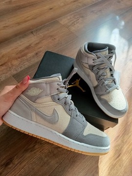 Buty Nike Air Jordan 1 MID SE (GS) Coconout milk 