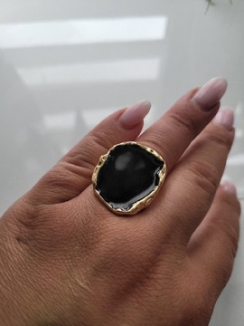 Czarny pierścionek