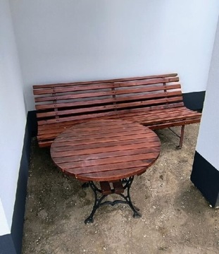 Stolik i ławka na zewnątrz 