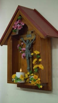 Kapliczka drewniana , Jezus na krzyżu ,świeczka.