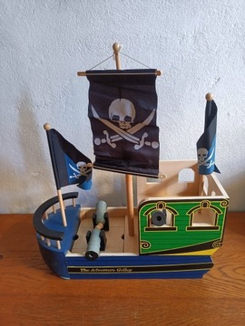 Drewniany statek piratów z żaglami Montessori