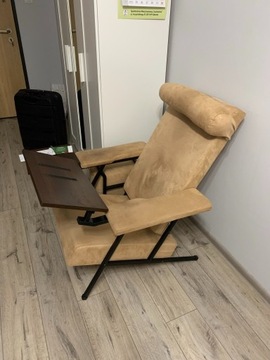 Fotel ergonomiczny do pracy zdalnej z podnóżkiem